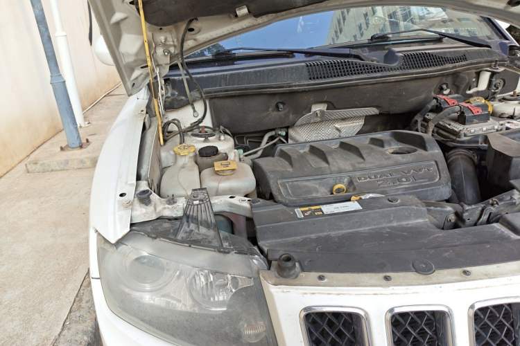 Used Jeep Compass 2014 2.0L two-wheel drive urban version Engine Bay Right