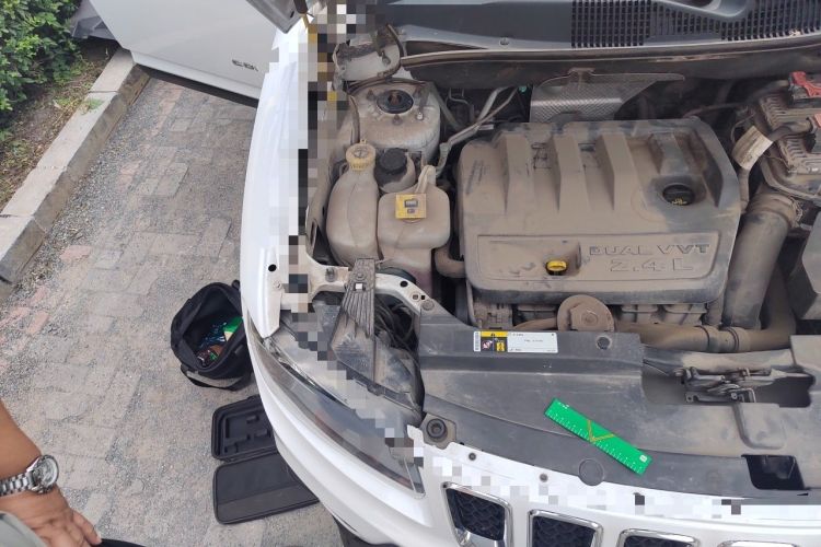 Used Jeep Compass 2014 2.4L four-wheel drive sport version Engine Bay Right