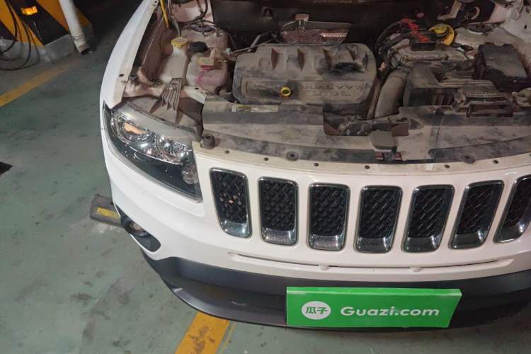 Used Jeep Compass 2014 2.0L two-wheel drive sport version Engine Bay Right
