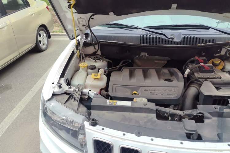 Used Jeep Compass 2014 2.4L four-wheel drive sport version Engine Bay Right
