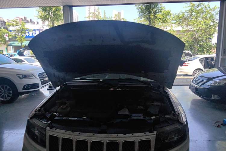 Used Jeep Compass 2014 2.0L two-wheel drive luxury version Engine Bay