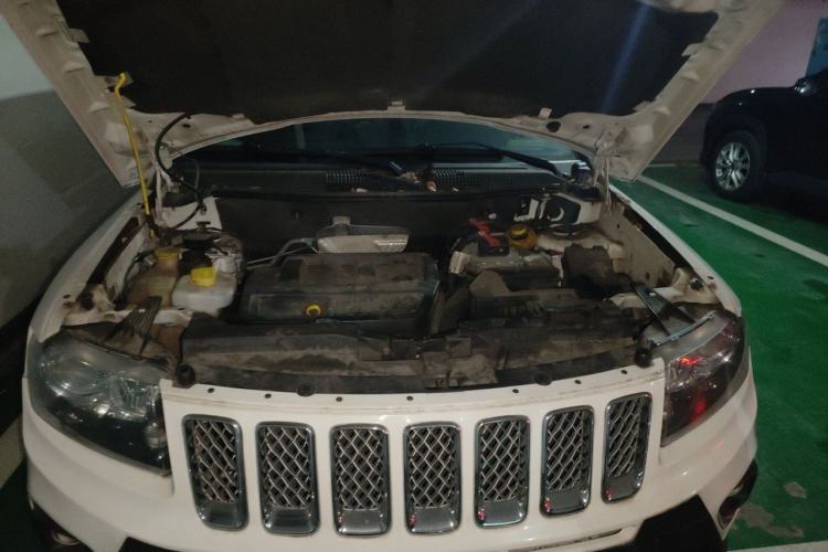 Used Jeep Compass 2014 2.4L four-wheel drive luxury version Engine Bay