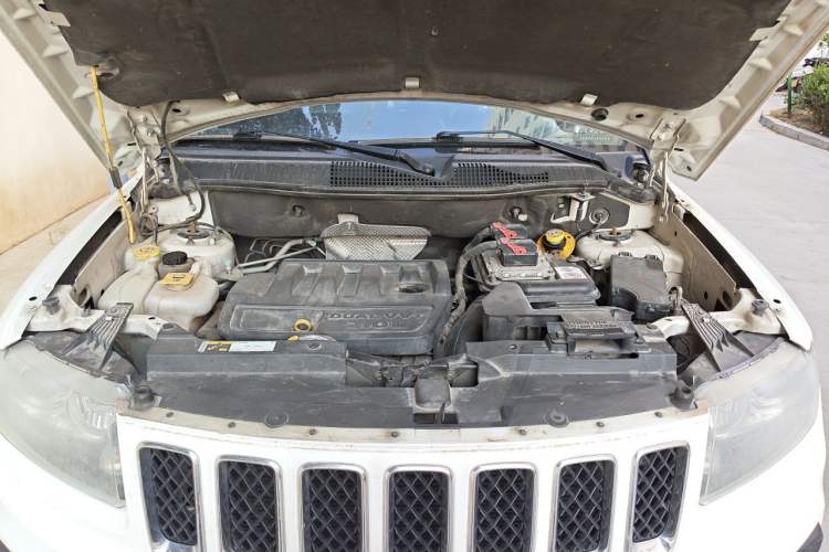 Used Jeep Compass 2014 2.0L two-wheel drive urban version Engine Bay