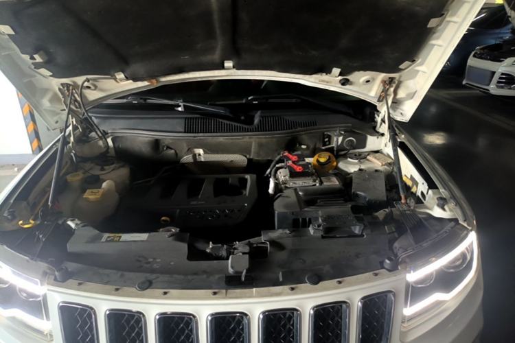 Used Jeep Compass 2014 2.0L two-wheel drive sport version Engine Bay