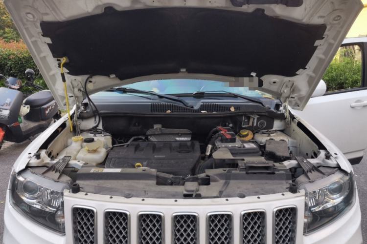 Used Jeep Compass 2014 2.4L four-wheel drive luxury version Engine Bay