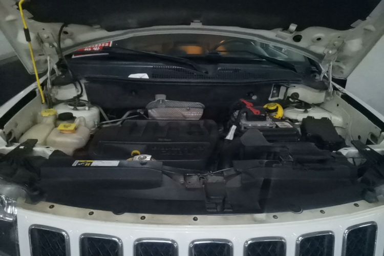 Used Jeep Compass 2014 2.0L two-wheel drive urban version Engine Bay