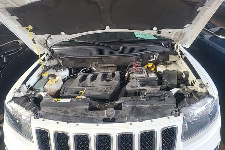Used Jeep Compass 2014 Revised Version 2.4L Four-Wheel Drive Comfort Edition Engine Bay