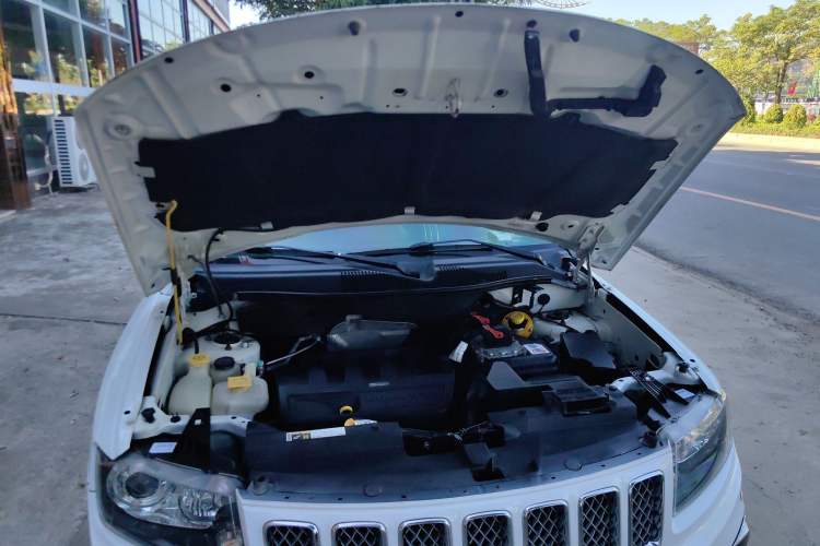 Used Jeep Compass 2014 Revised Version 2.0L Two-Wheel Drive Elite Edition Engine Bay
