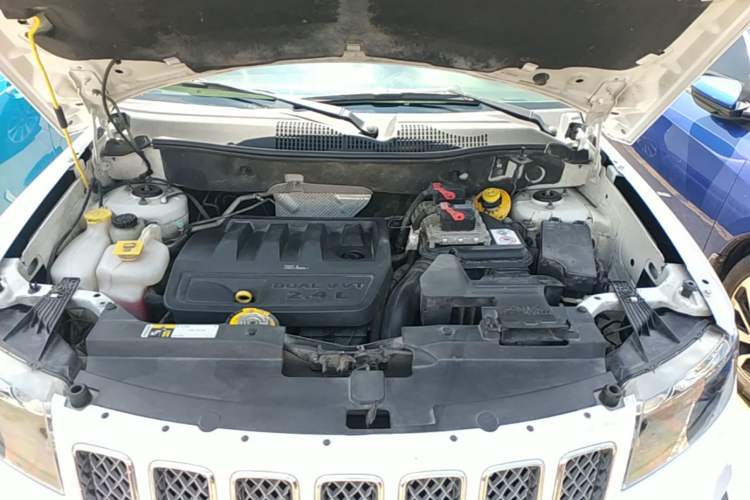 Used Jeep Compass 2014 Revised Version 2.4L Four-Wheel Drive Luxury Edition Engine Bay