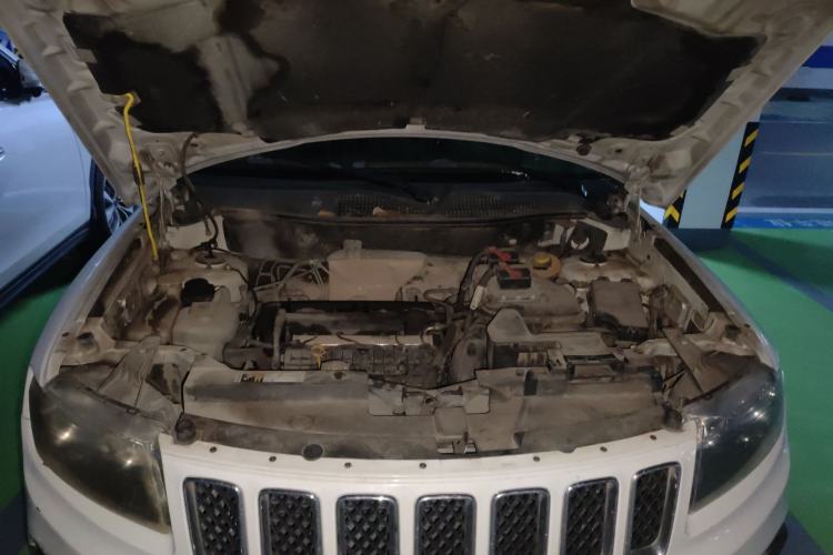 Used Jeep Compass 2014 Revised Version 2.4L Four-Wheel Drive Comfort Edition Engine Bay