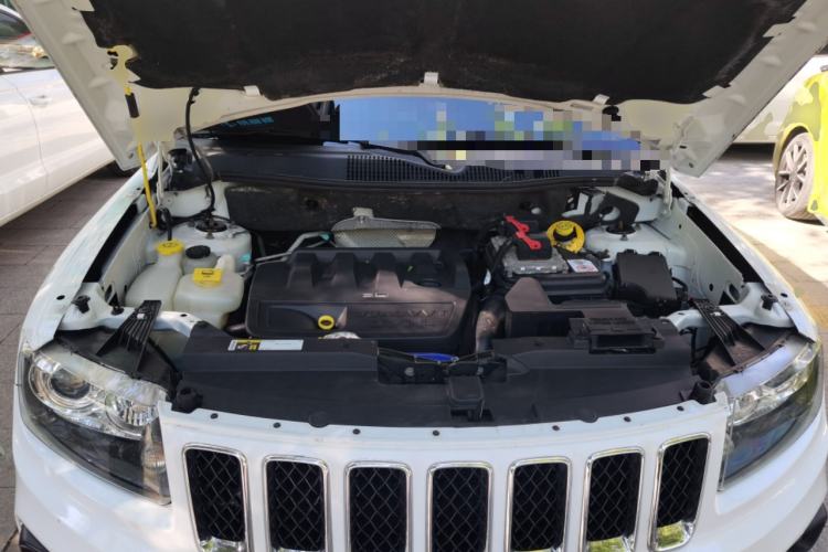 Used Jeep Compass 2014 Revised Version 2.4L Four-Wheel Drive Comfort Edition Engine Bay