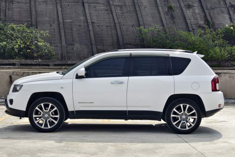 Used Jeep Compass 2014 2.4L four-wheel drive luxury version Exterior 3