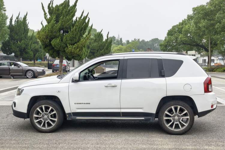 Used Jeep Compass 2014 Revised Version 2.4L Four-Wheel Drive Luxury Edition Exterior 3