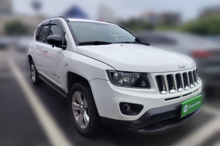 Used Jeep Compass 2014 2.4L four-wheel drive sport version Front Right 45 Deg