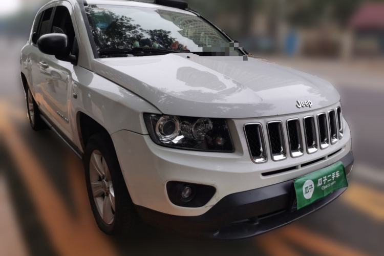 Used Jeep Compass 2014 2.0L two-wheel drive sport version Front Right 45 Deg