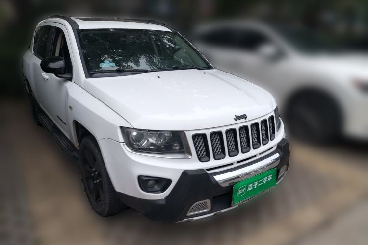 Used Jeep Compass 2014 2.4L Four-Wheel Drive Serpentine Collection Edition Front Right 45 Deg