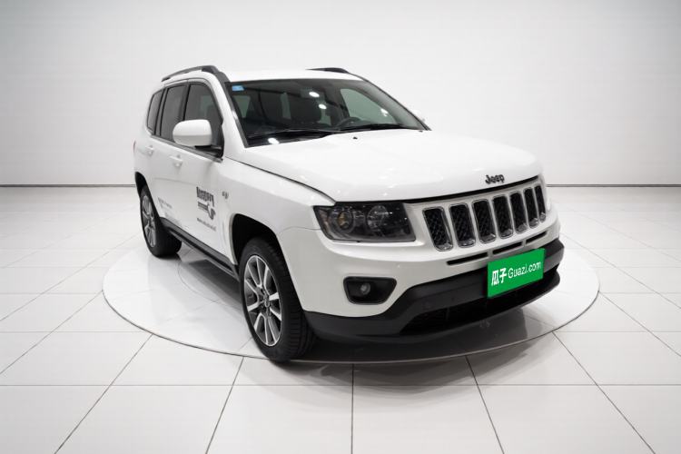 Used Jeep Compass 2014 2.4L four-wheel drive luxury version Front Right 45 Deg