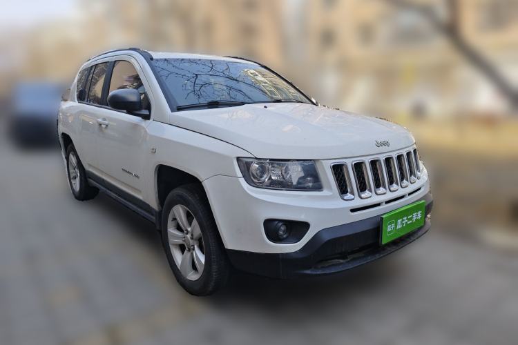 Used Jeep Compass 2014 2.4L four-wheel drive sport version Front Right 45 Deg