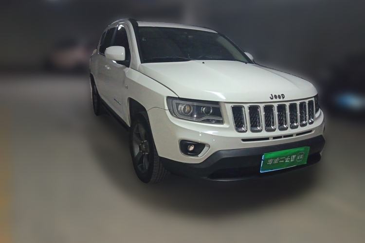 Used Jeep Compass 2014 2.4L four-wheel drive sport version Front Right 45 Deg