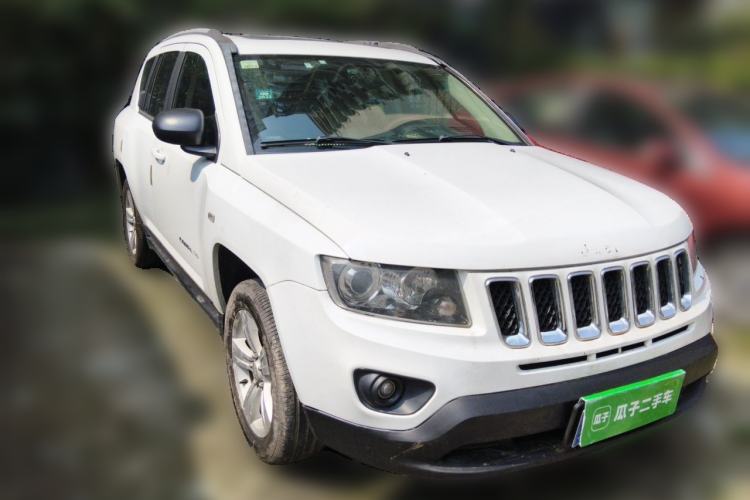 Used Jeep Compass 2014 2.0L two-wheel drive sport version Front Right 45 Deg