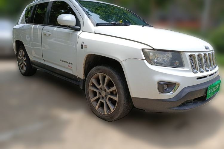 Used Jeep Compass 2014 2.0L two-wheel drive luxury version Front Right 45 Deg