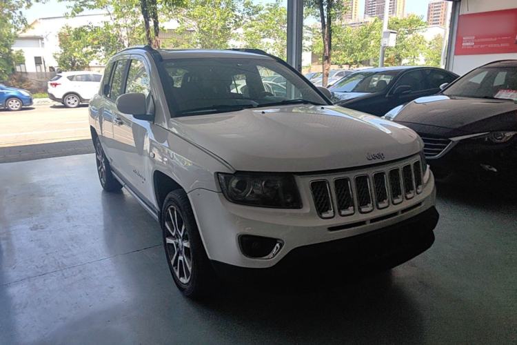 Used Jeep Compass 2014 2.0L two-wheel drive luxury version Front Right 45 Deg