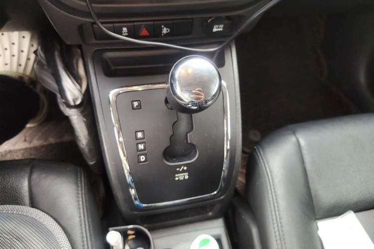 Used Jeep Compass 2014 2.4L four-wheel drive sport version Gear Lever