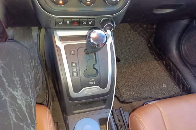 Used Jeep Compass 2014 2.4L four-wheel drive luxury navigation version Gear Lever