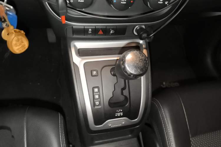 Used Jeep Compass 2014 Revised Version 2.4L Four-Wheel Drive Comfort Edition Gear Lever
