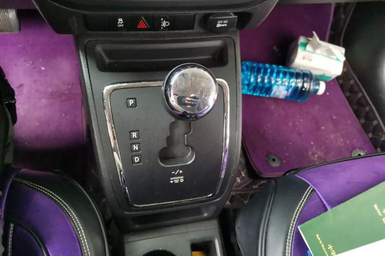Used Jeep Compass 2014 2.0L two-wheel drive sport version Gear Lever
