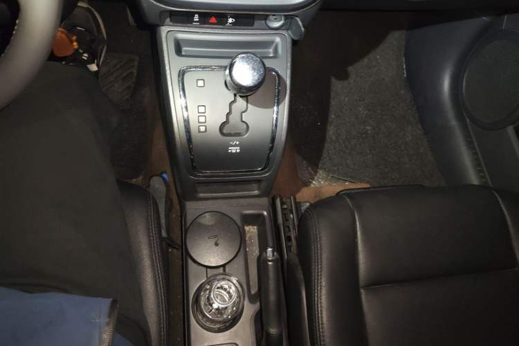 Used Jeep Compass 2014 2.0L two-wheel drive sport version Gear Lever