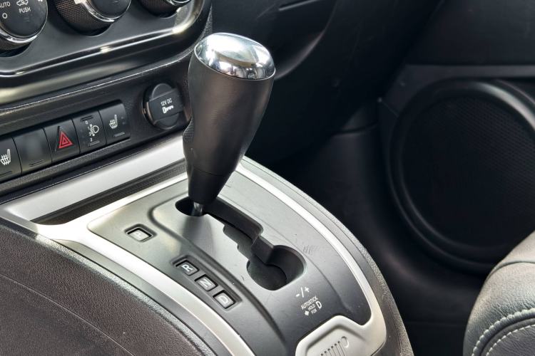Used Jeep Compass 2014 2.4L four-wheel drive luxury version Gear Lever