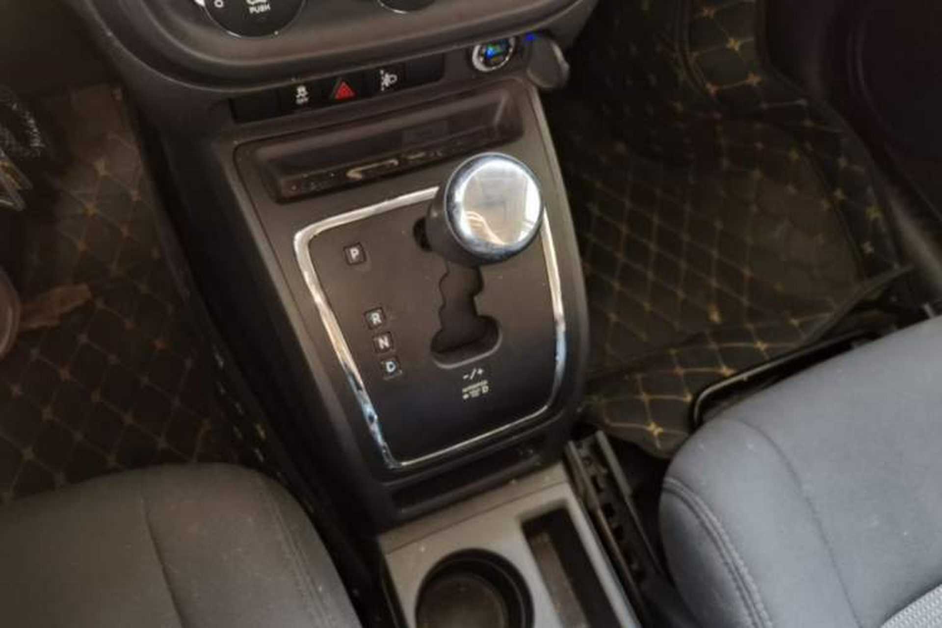 Used Jeep Compass 2014 2.0L two-wheel drive sport version Gear Lever