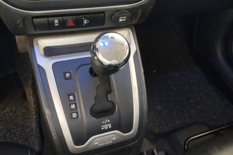 Used Jeep Compass 2014 2.4L four-wheel drive sport version Gear Lever