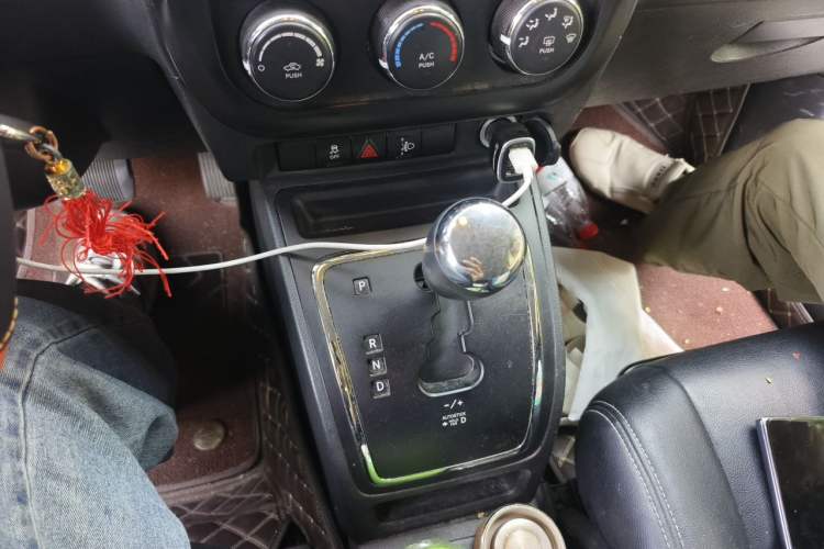 Used Jeep Compass 2014 2.0L two-wheel drive urban version Gear Lever