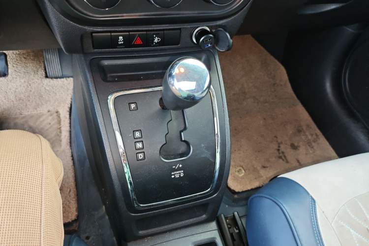 Used Jeep Compass 2014 Revised Version 2.0L Two-Wheel Drive Entry-Level Edition Gear Lever