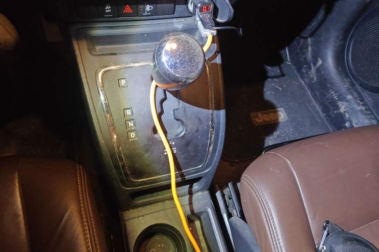 Used Jeep Compass 2014 2.0L two-wheel drive sport version Gear Lever