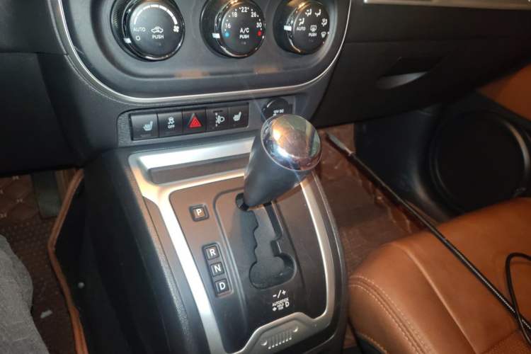Used Jeep Compass 2014 Revised Version 2.4L Four-Wheel Drive Luxury Navigation Edition Gear Lever