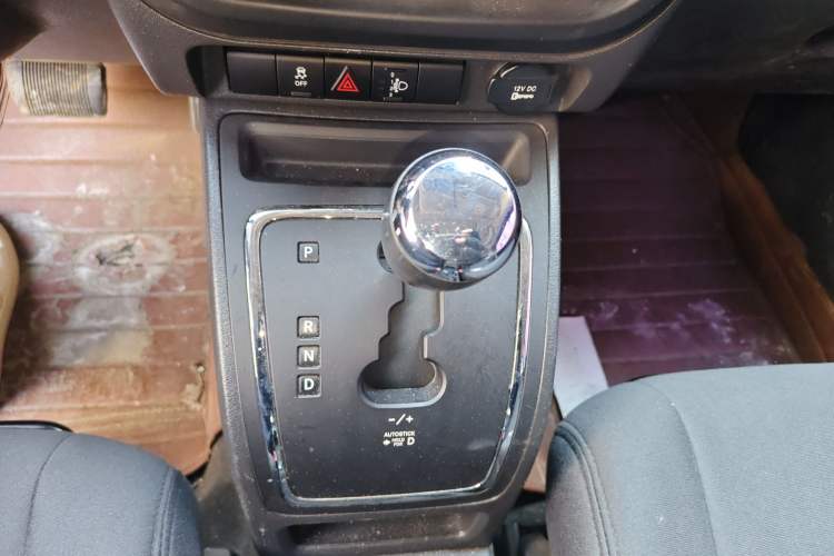 Used Jeep Compass 2014 2.4L four-wheel drive sport version Gear Lever