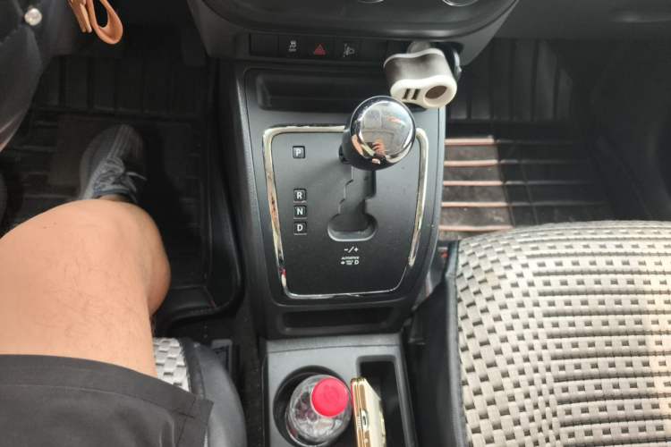 Used Jeep Compass 2014 2.0L two-wheel drive sport version Gear Lever
