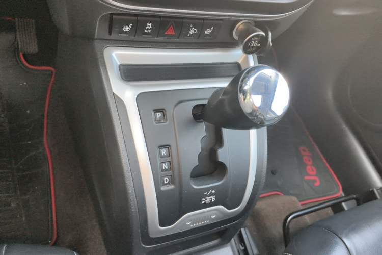 Used Jeep Compass 2014 2.0L two-wheel drive luxury version Gear Lever