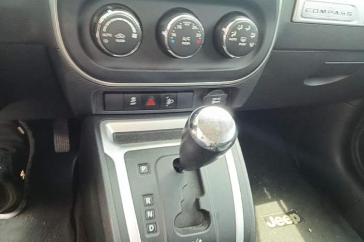 Used Jeep Compass 2014 Revised Version 2.4L Four-Wheel Drive Comfort Edition Gear Lever
