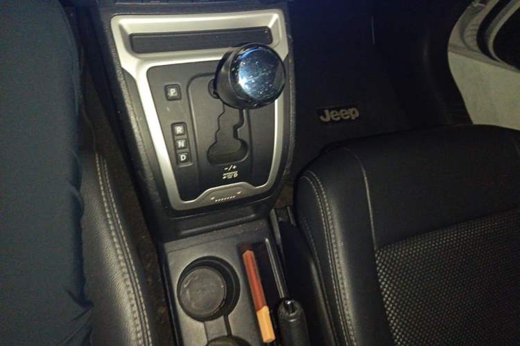 Used Jeep Compass 2014 2.4L four-wheel drive sport version Gear Lever