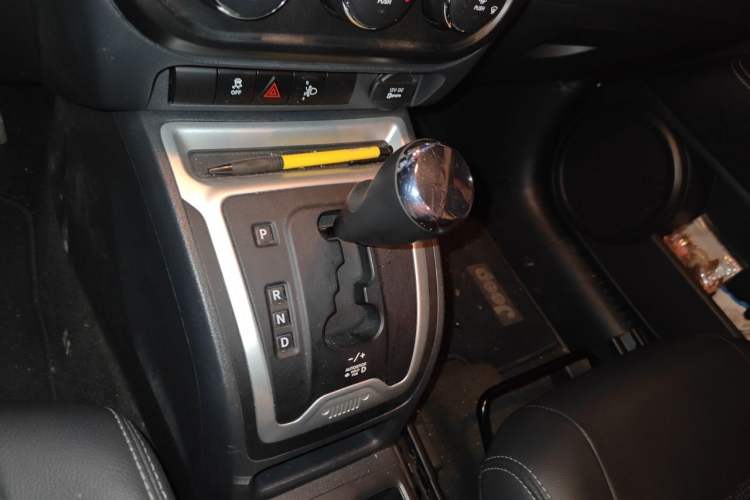 Used Jeep Compass 2014 Revised Version 2.4L Four-Wheel Drive Comfort Edition Gear Lever