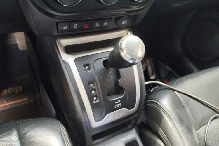 Used Jeep Compass 2014 2.0L two-wheel drive luxury version Gear Lever