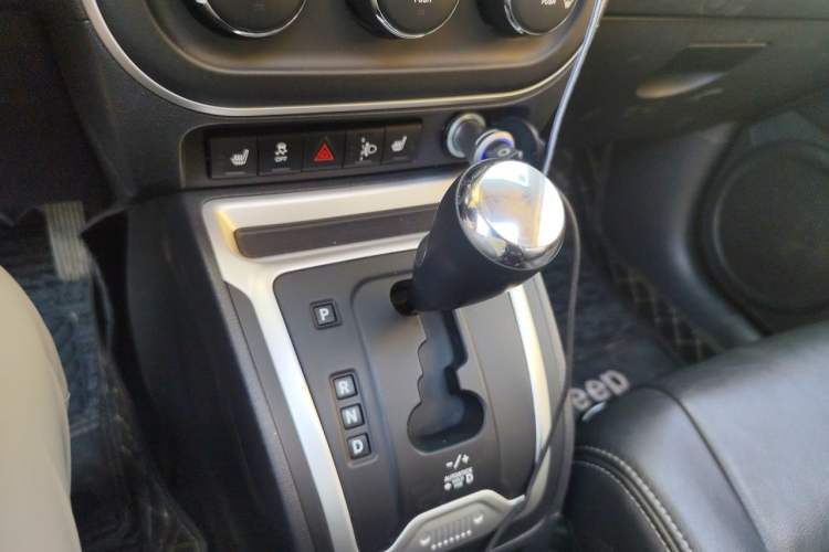 Used Jeep Compass 2014 2.4L four-wheel drive luxury version Gear Lever