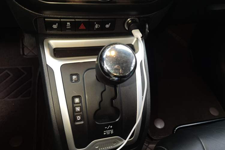 Used Jeep Compass 2014 Revised Version 2.4L Four-Wheel Drive Luxury Edition Gear Lever