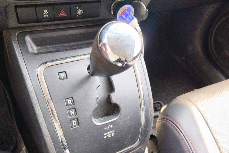 Used Jeep Compass 2014 2.0L two-wheel drive sport version Gear Lever
