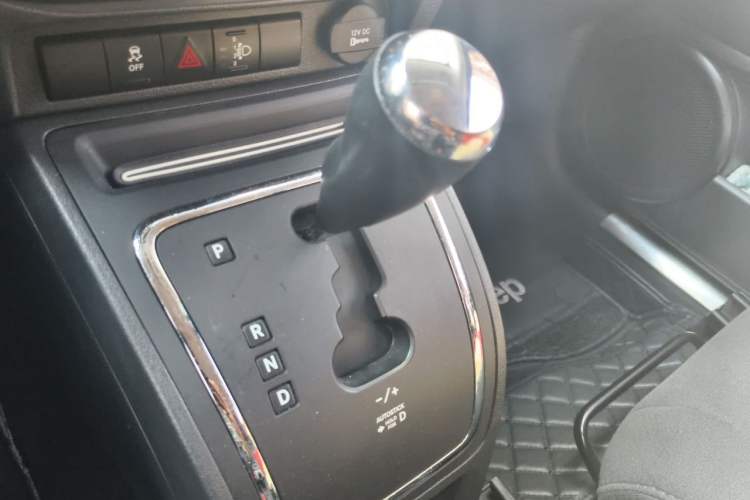 Used Jeep Compass 2014 2.0L two-wheel drive sport version Gear Lever
