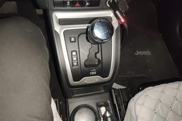 Used Jeep Compass 2014 Revised Version 2.4L Four-Wheel Drive Comfort Edition Gear Lever